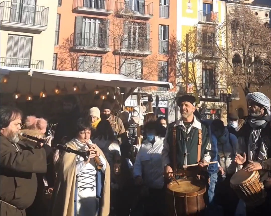 Musicians dressed in traditional medieval catalan clothing at the Mercat Medieval de Vic, Spain.